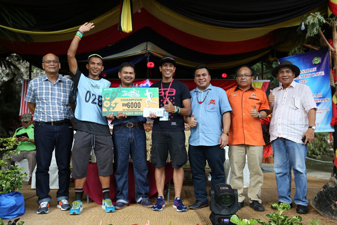 Shahrom (centre) and Shahril (second left) of Team SASA receive their prize from Ik Pahon (third left), as Miro (third right) and others look on.