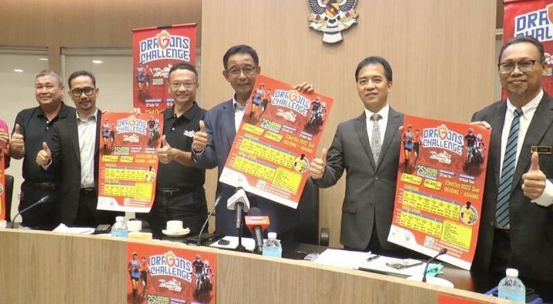 Datuk Seri Abdul Karim Rahman Hamzah (tiga,kanan)ketika menunjukkan poster edisi Ke-6 Sarawak Anventure Challenge (SAC) 'The Dragon Trail' pada sidang media di pejabatnya di Kuching. Foto : TVS