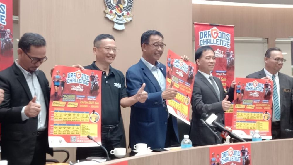 Abdul Karim (tengah) bersama Chua (dua kiri), Hii (dua kanan) serta yang lain menunjukkan poster berkaitan SAC edisi keenam yang diadakan pada 23 Oktober 2022.